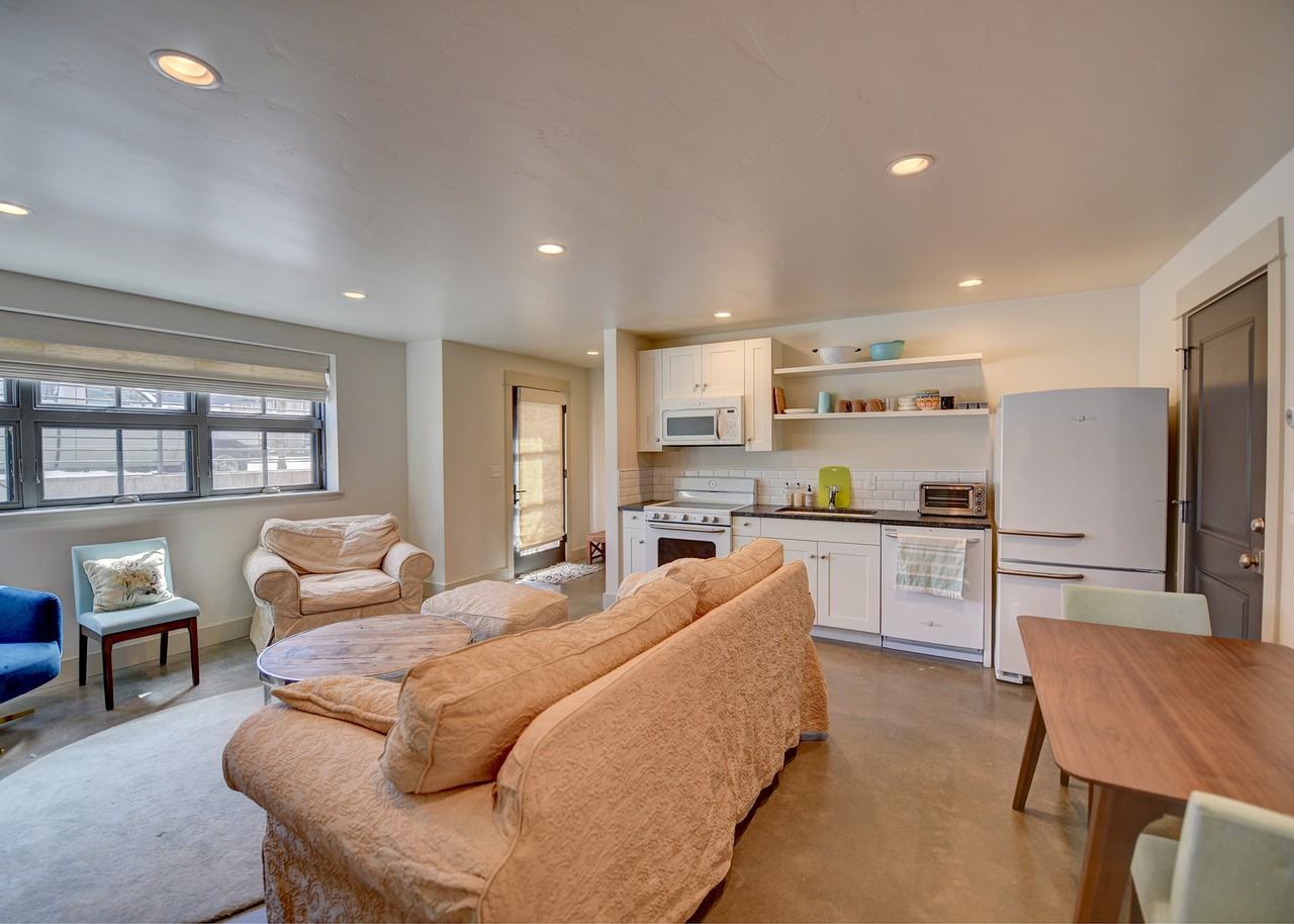 201 N Black Ave #B - Photo 4 of 11