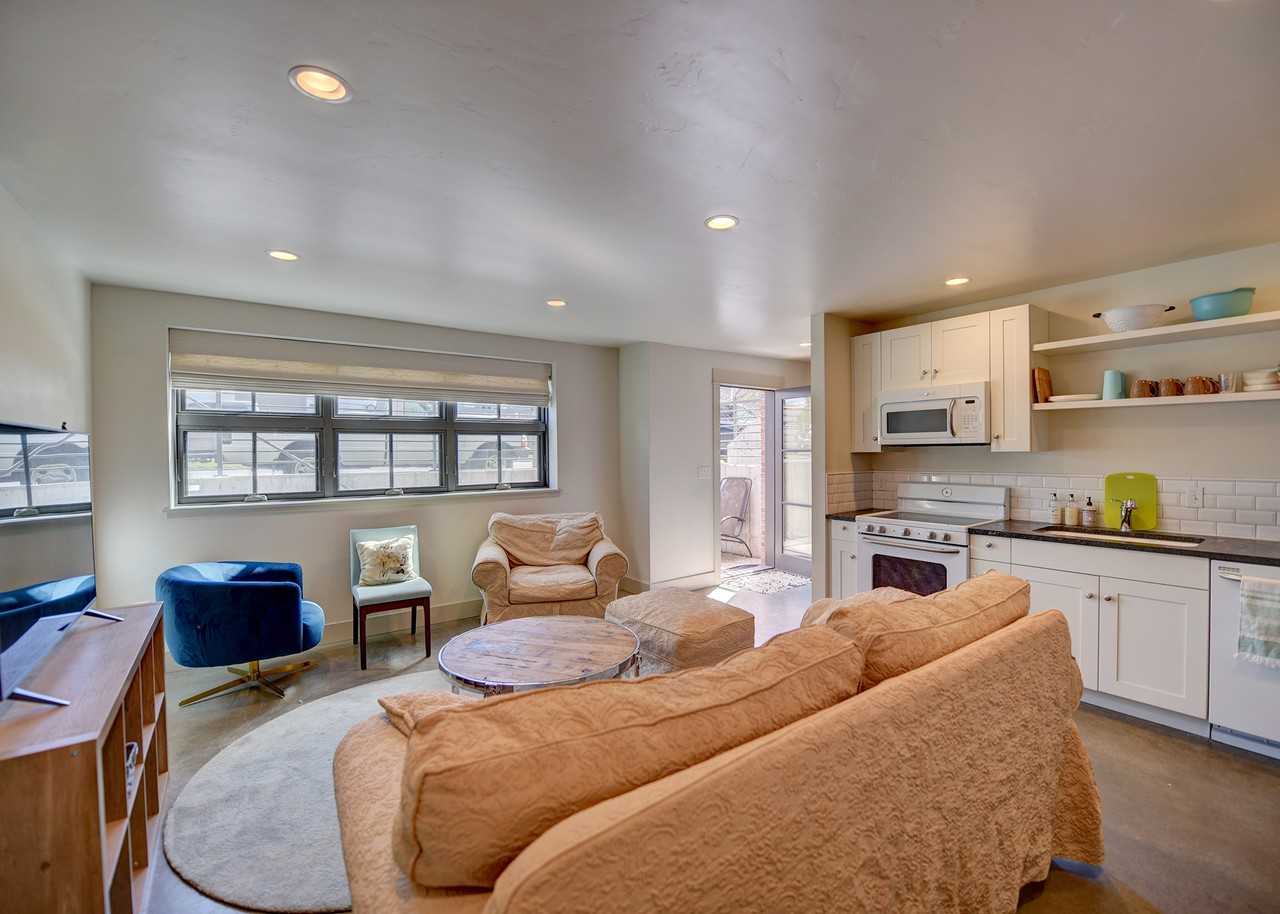 201 N Black Ave #B - Photo 5 of 11