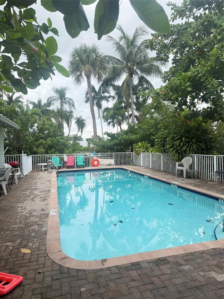 835 Ne 18th Ct - Photo 2 of 7