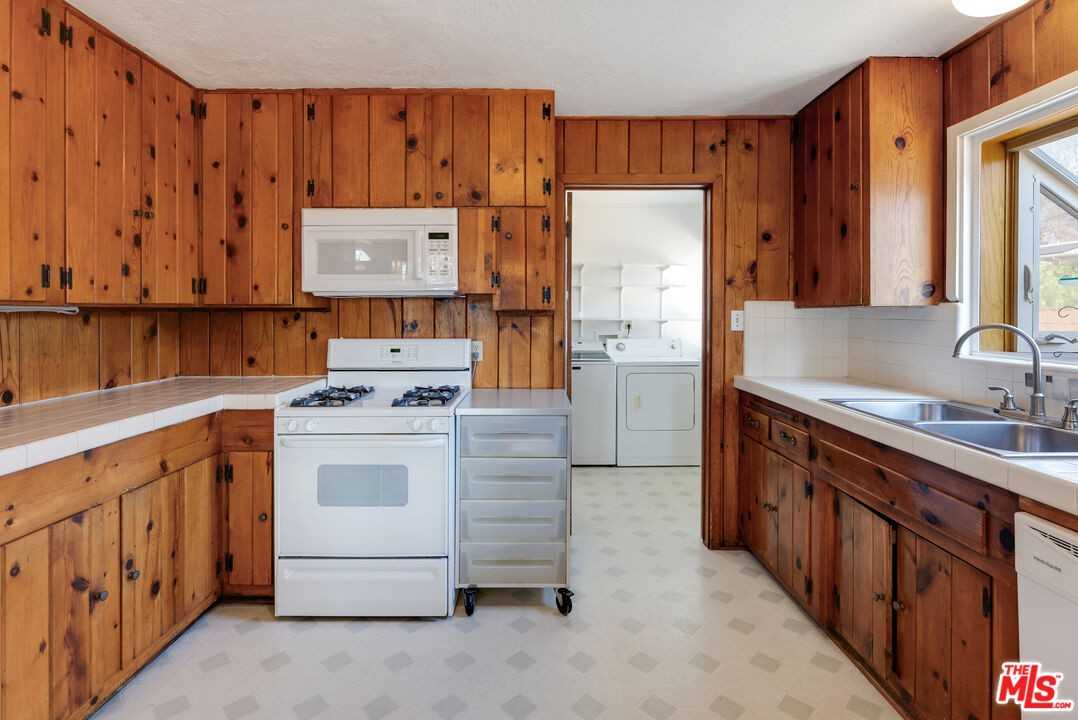 13429 Cantara St - Photo 5 of 8