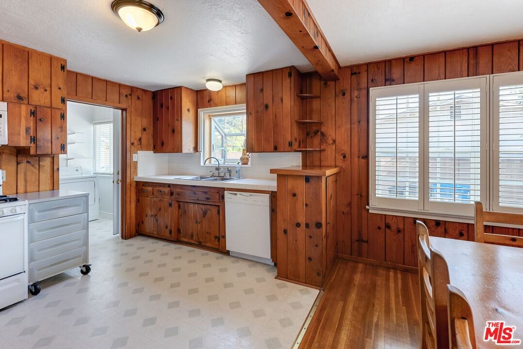 13429 Cantara St - Photo 6 of 8