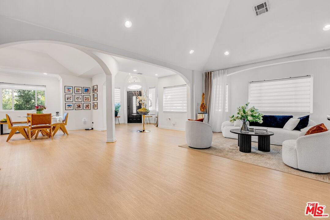 367 S Oak Ave - Photo 2 of 8