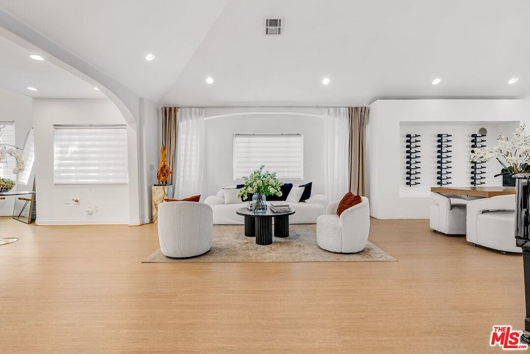 367 S Oak Ave - Photo 3 of 8