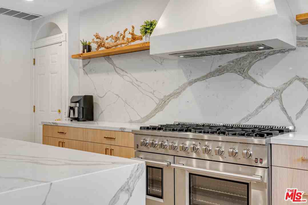 367 S Oak Ave - Photo 4 of 8