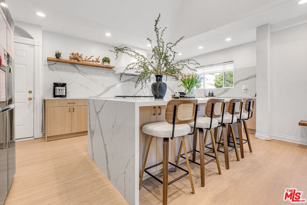 367 S Oak Ave - Photo 7 of 8