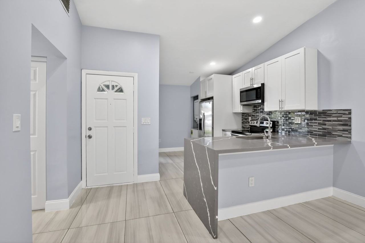 4404 Treasure Cove Dr - Photo 2 of 32