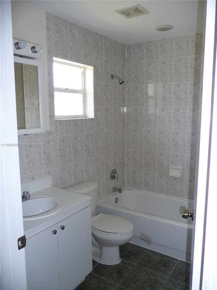 841 Northwest 10th Street - Photo 7 of 10