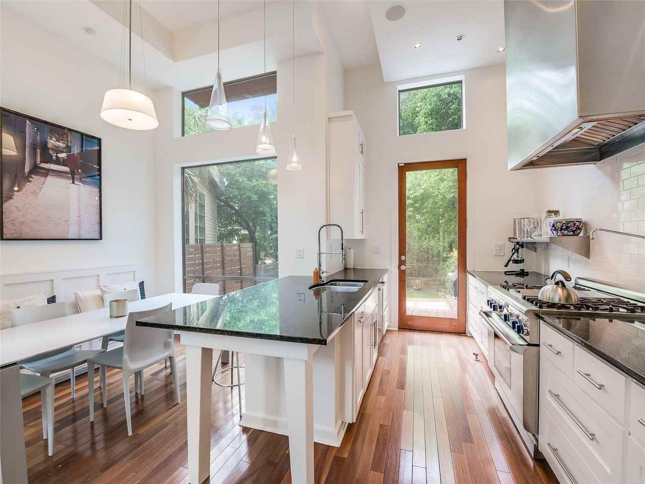 1621 W 12th St - Photo 5 of 10