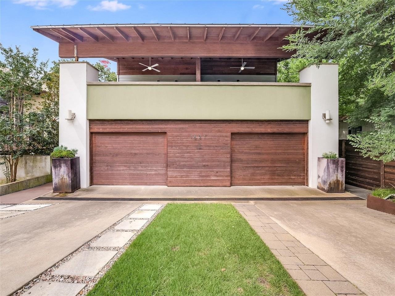 1621 W 12th St - Photo 6 of 10