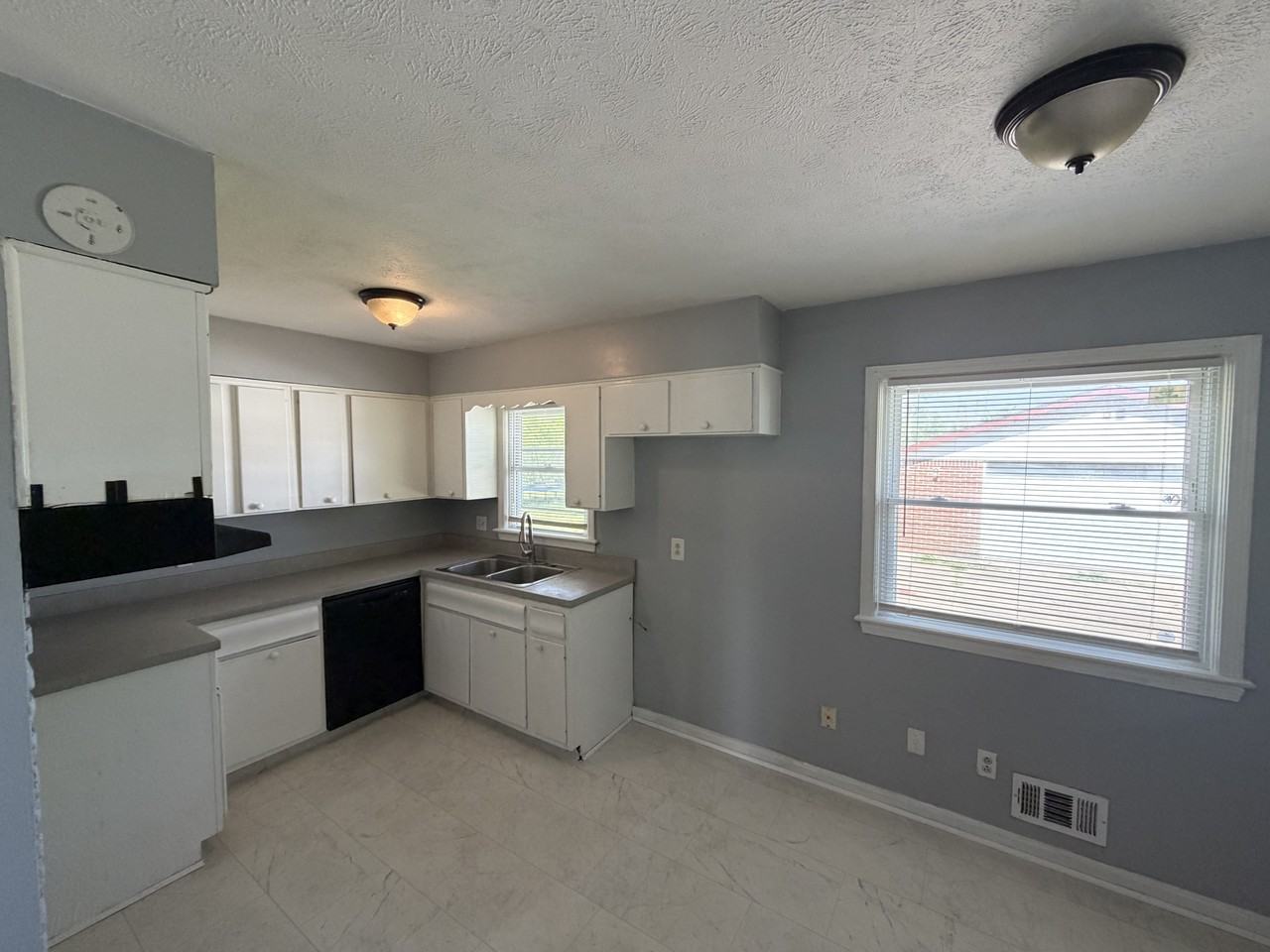 4406 Clarene Dr - Photo 6 of 9