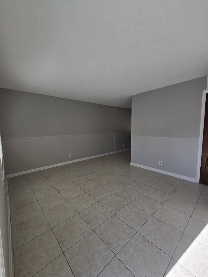 773 Ne 9th St #B - Photo 3 of 15