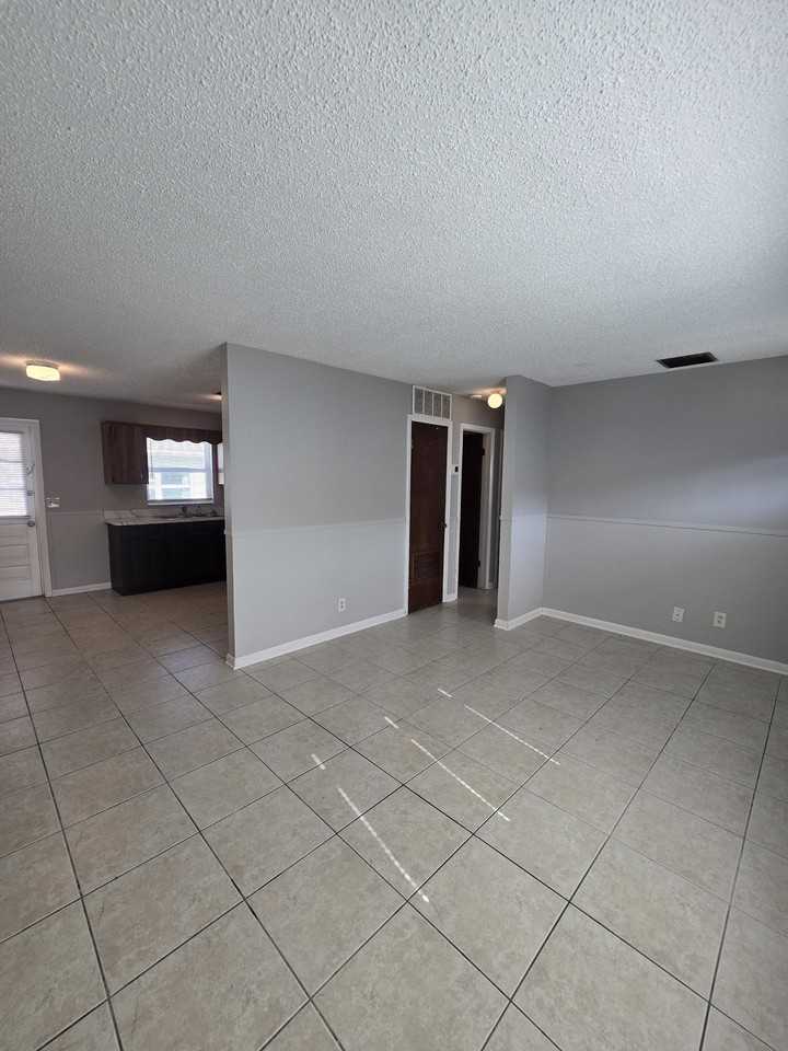 773 Ne 9th St #B - Photo 4 of 15