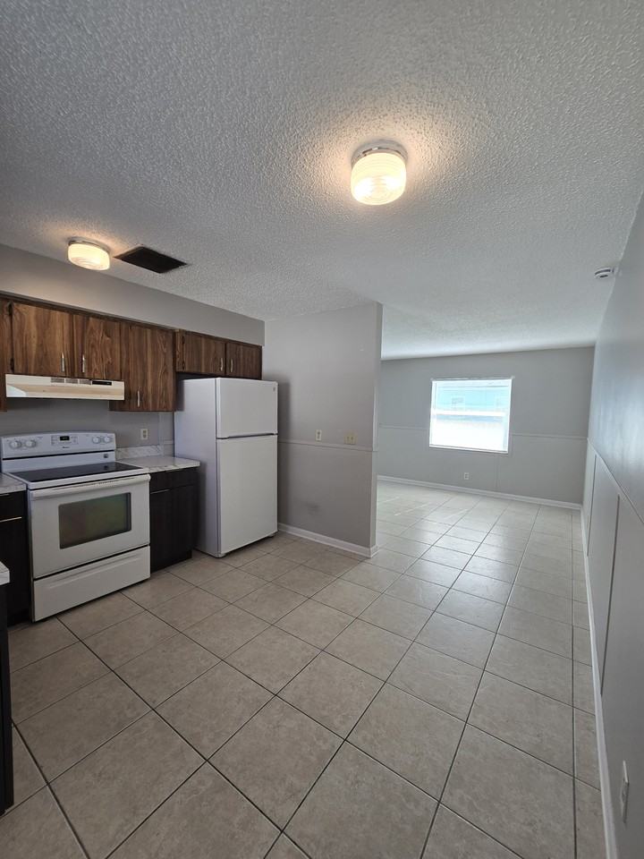 773 Ne 9th St #B - Photo 5 of 15