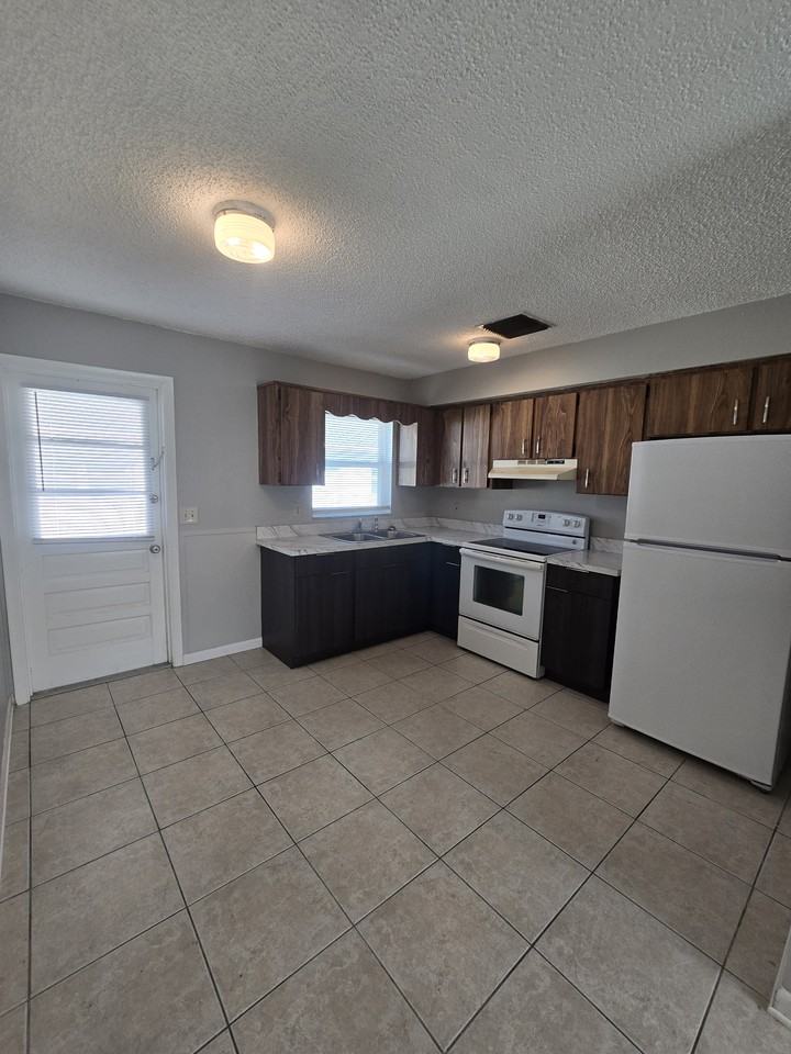 773 Ne 9th St #B - Photo 6 of 15