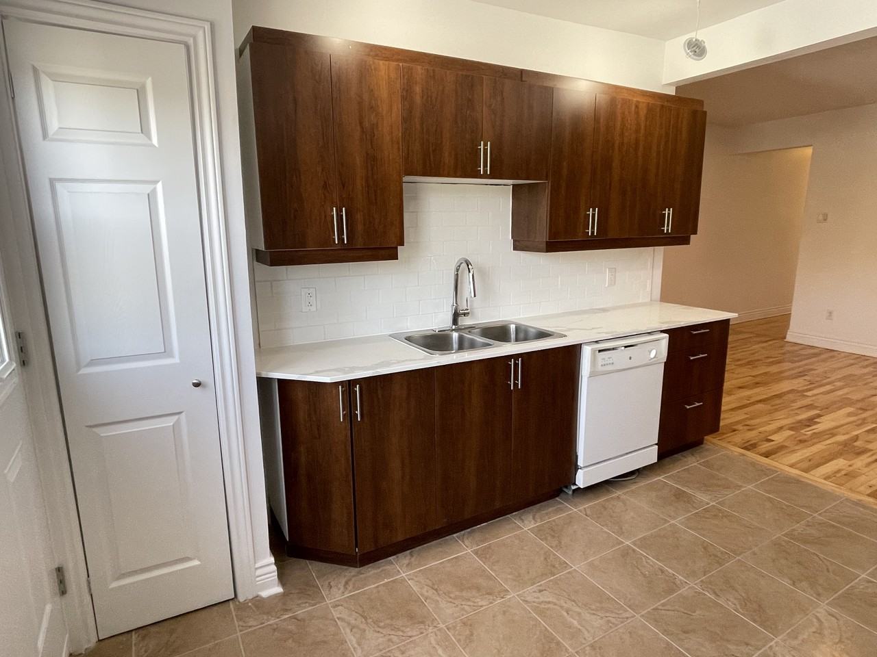 2285 Boulevard Pie-IX - Photo 3 of 19