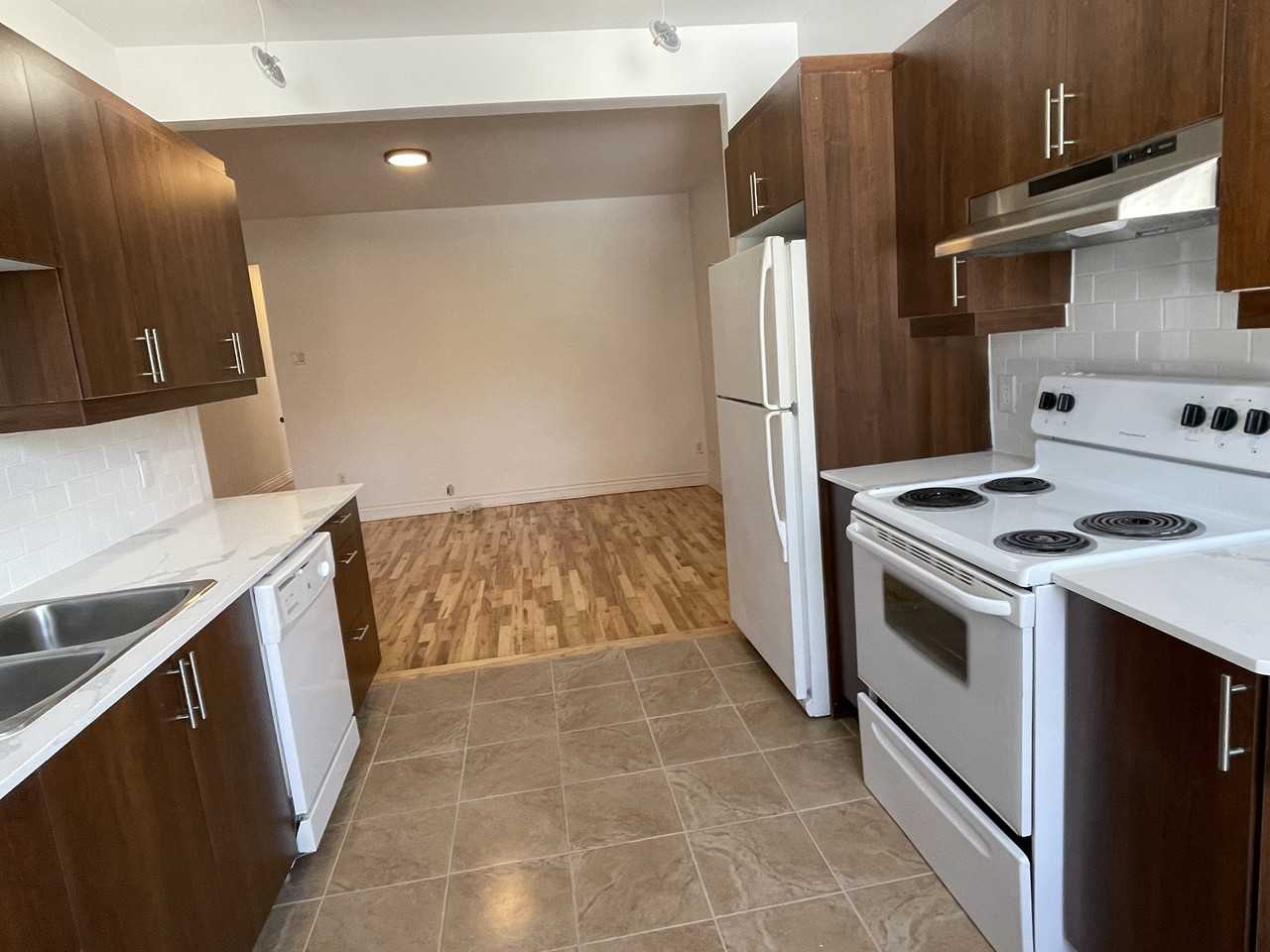 2285 Boulevard Pie-IX - Photo 2 of 19