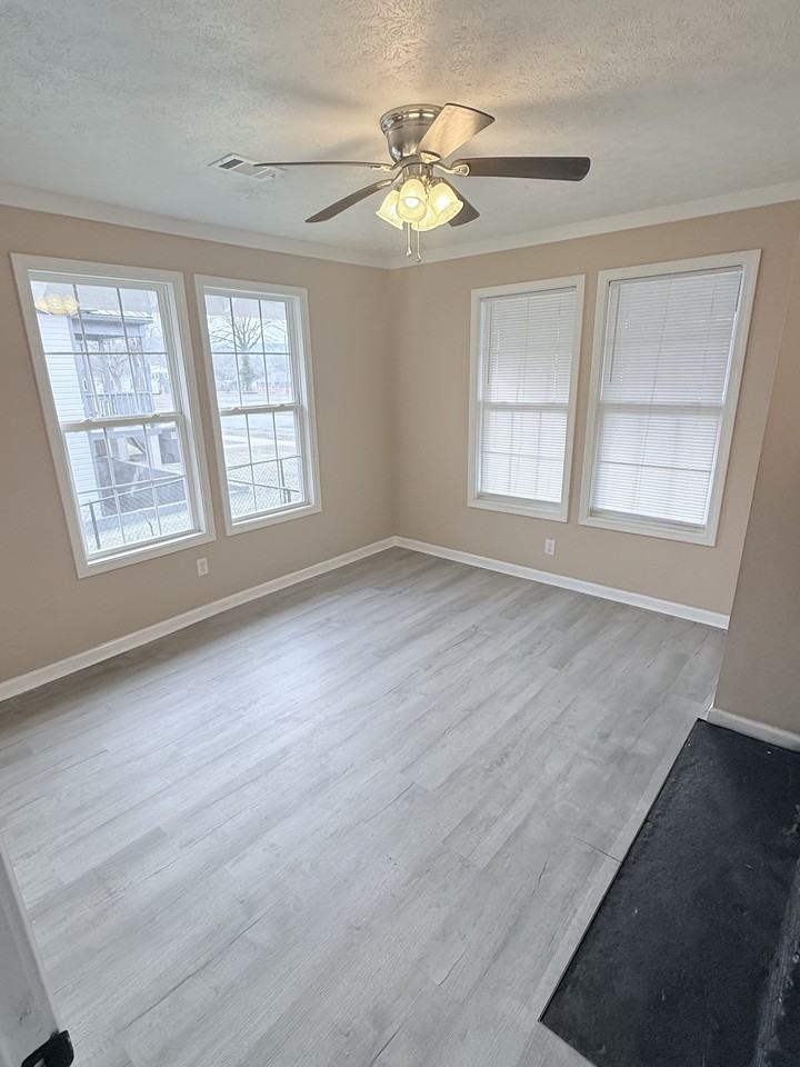 1831 Moore Ave - Photo 4 of 12