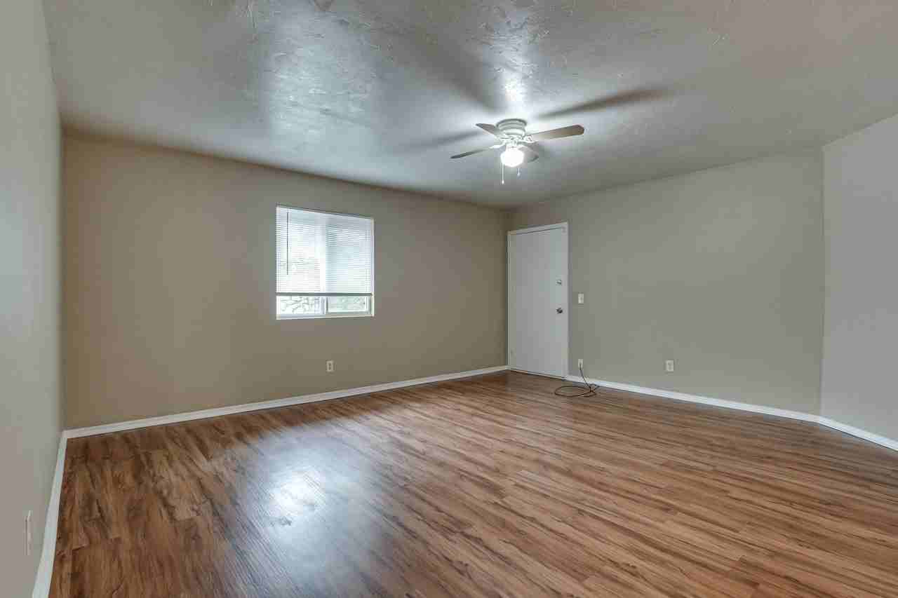 6026 Nw Expressway #C - Photo 4 of 31