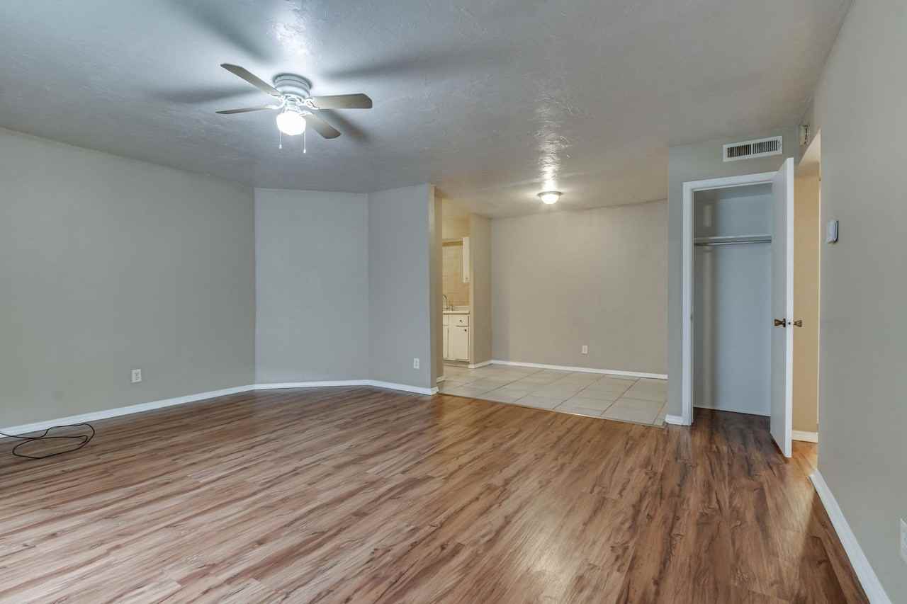 6026 Nw Expressway #C - Photo 6 of 31