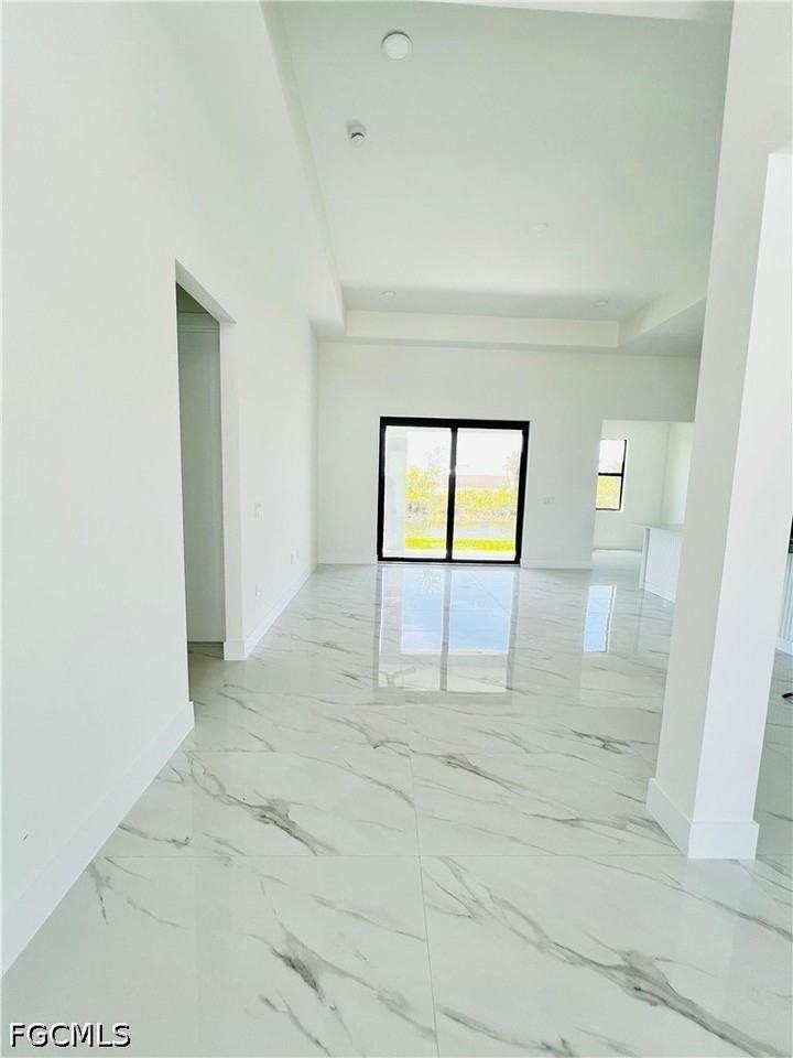 1422 Ne 20th St - Photo 4 of 24