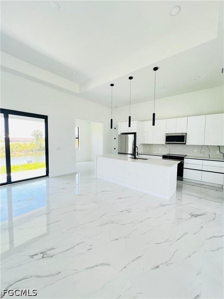 1422 Ne 20th St - Photo 5 of 24