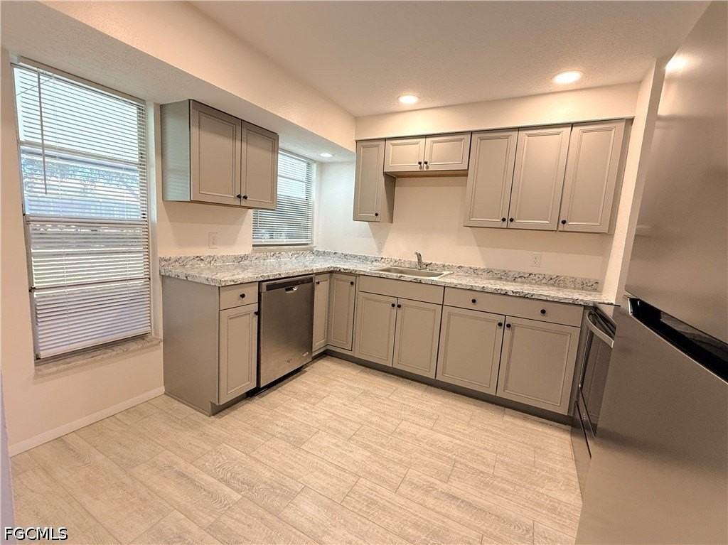 1501 Se 32nd St - Photo 4 of 15