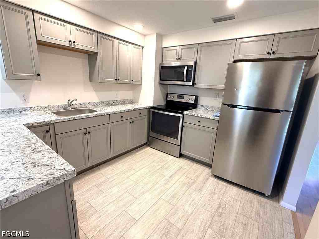 1501 Se 32nd St - Photo 5 of 15