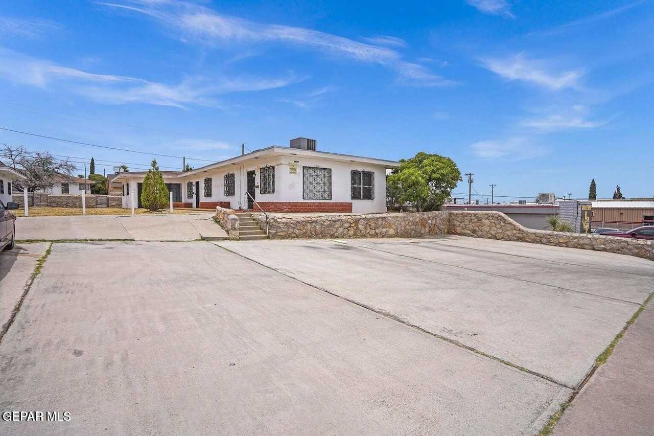 2821 Fort Blvd Apt 2 - Photo 2 of 17