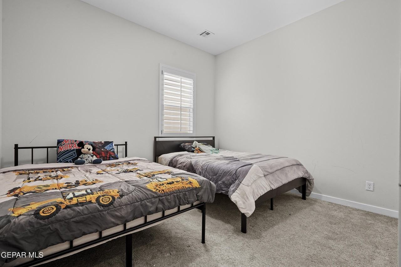 12646 Amesbury Ave - Photo 5 of 31