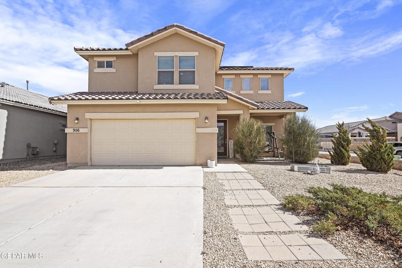 956 Clapham St - Photo 2 of 34