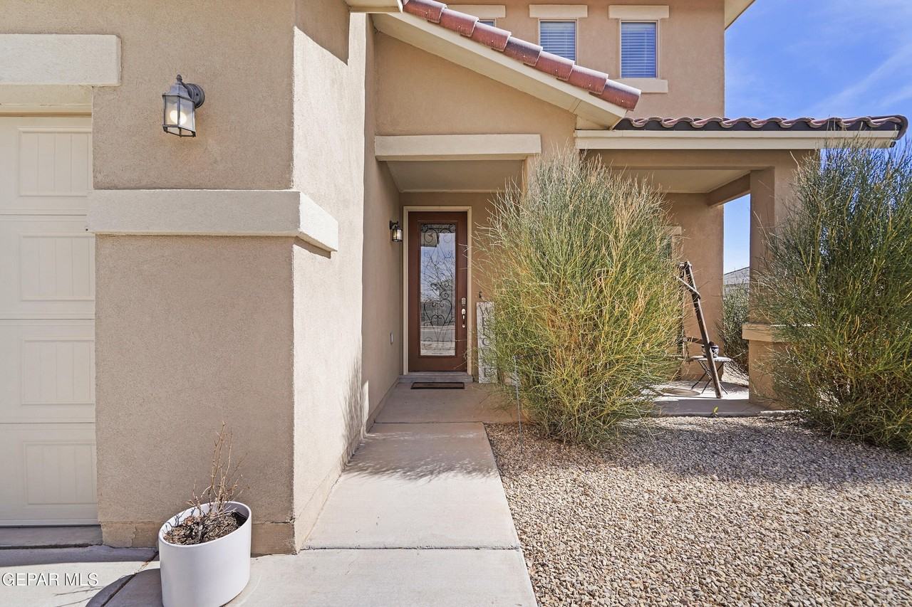 956 Clapham St - Photo 4 of 34