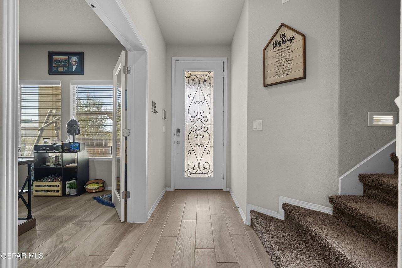 956 Clapham St - Photo 5 of 34