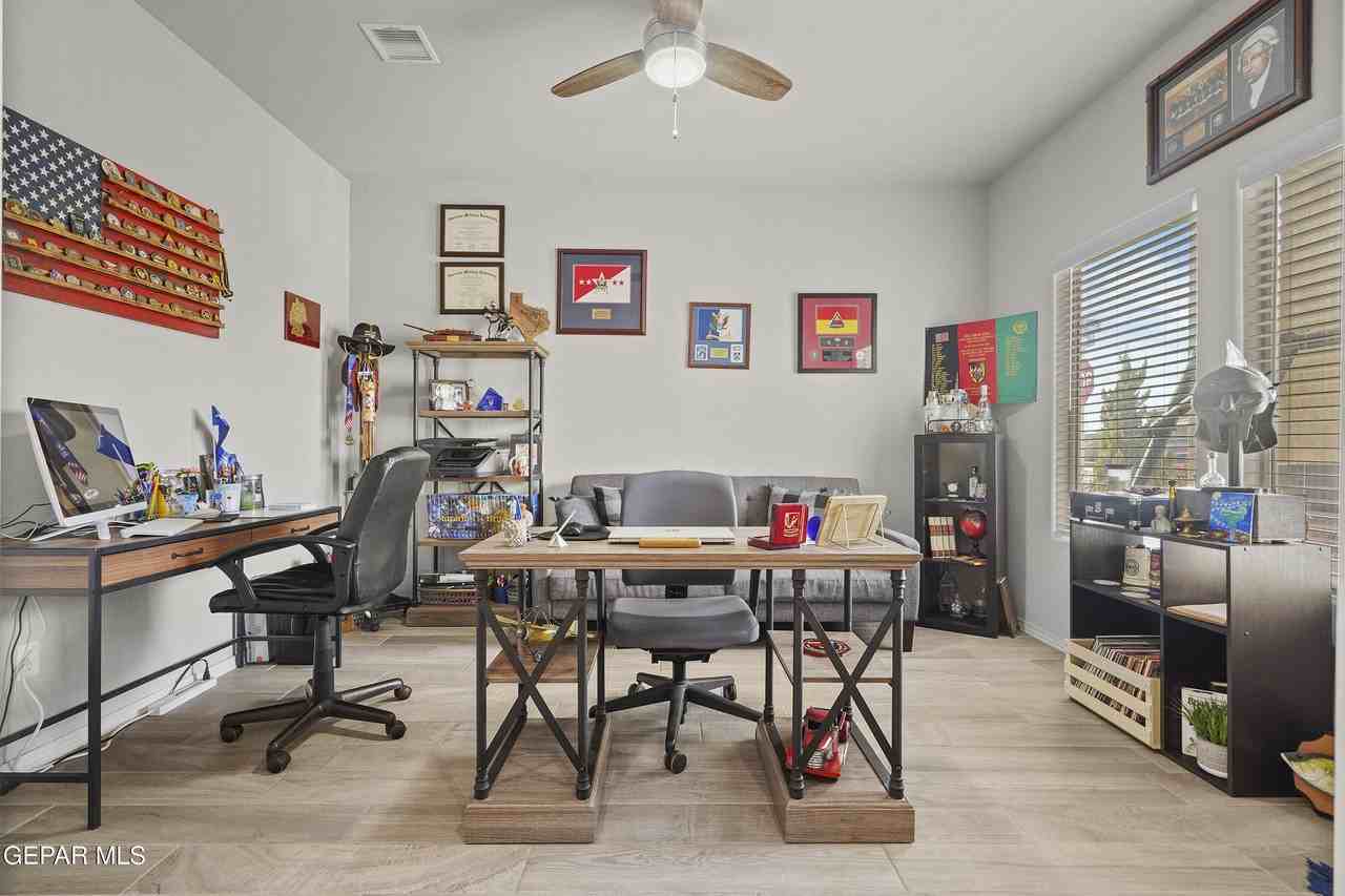 956 Clapham St - Photo 6 of 34