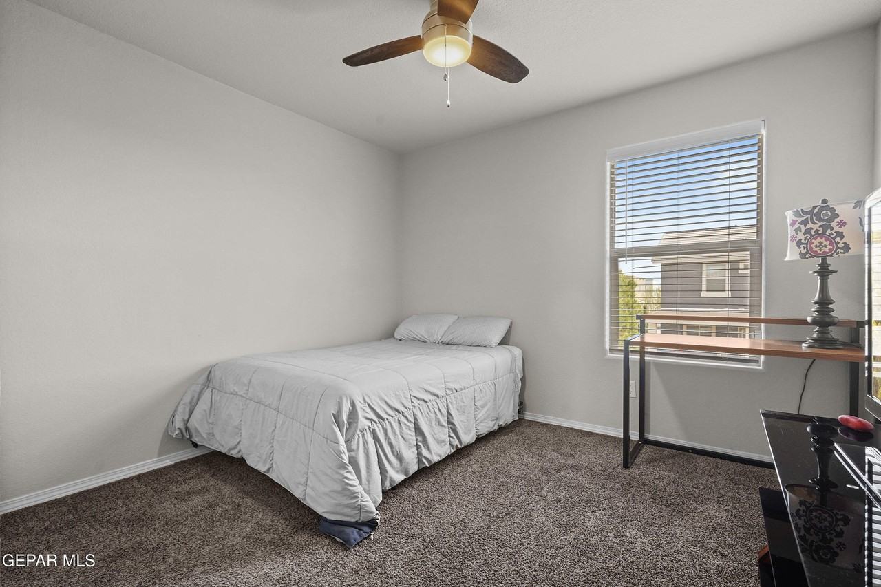 956 Clapham St - Photo 7 of 34