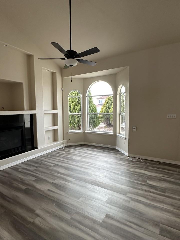 760 Desert Ash Dr - Photo 3 of 19