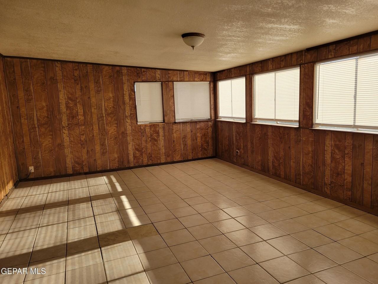 9513 Fairfax St - Photo 3 of 13