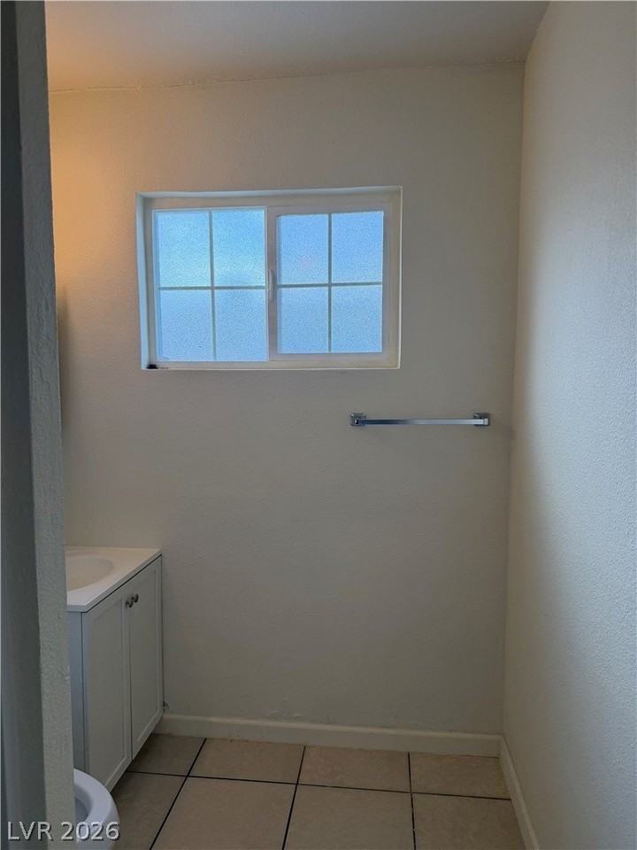 640 6th St #B - Photo 3 of 13