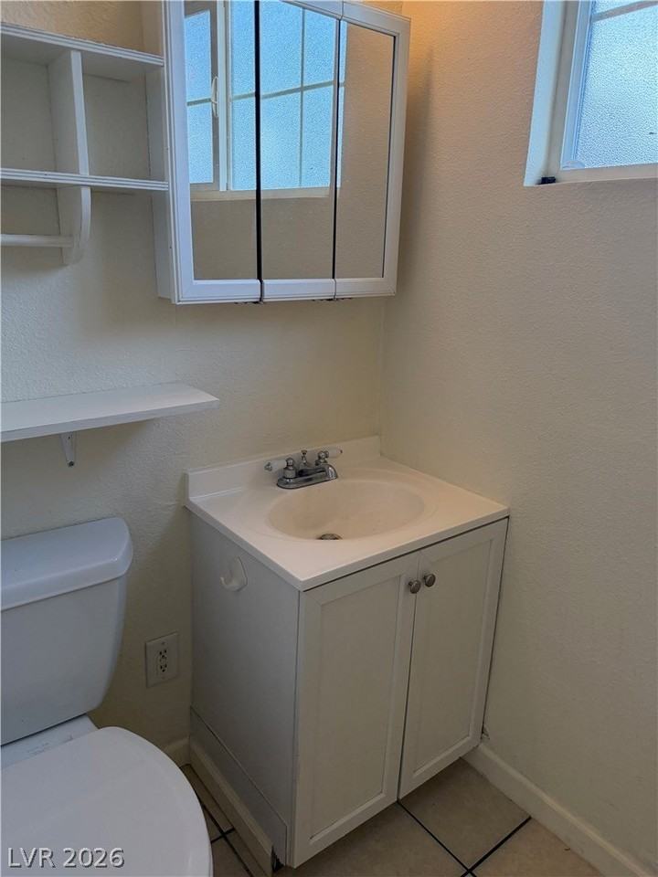 640 6th St #B - Photo 5 of 13