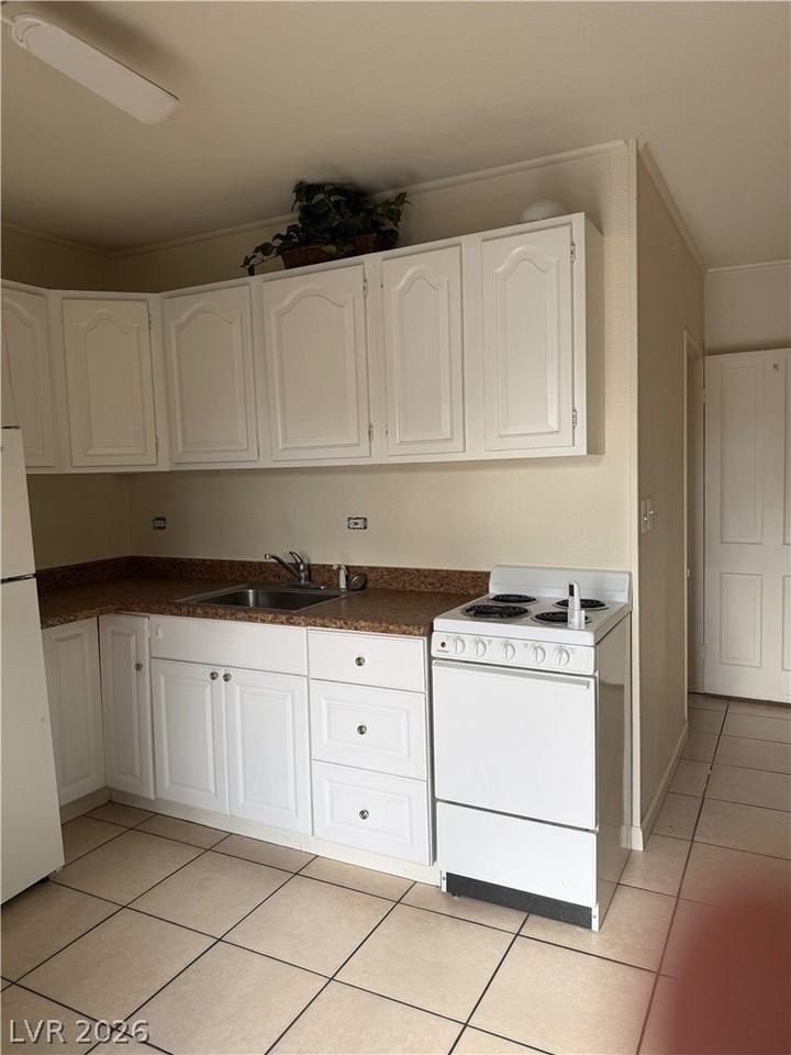 640 6th St #B - Photo 6 of 13