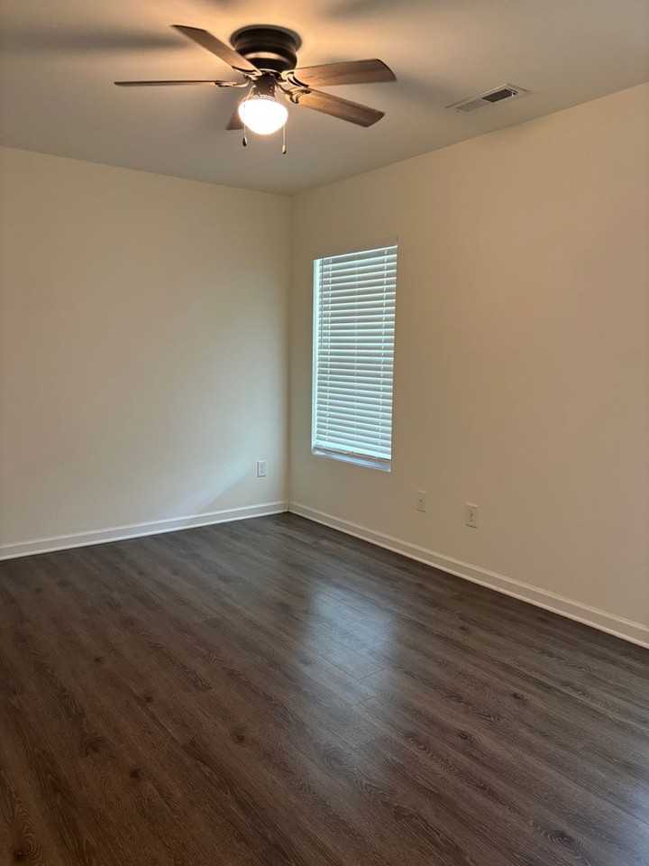 301 Goff St - Photo 7 of 13