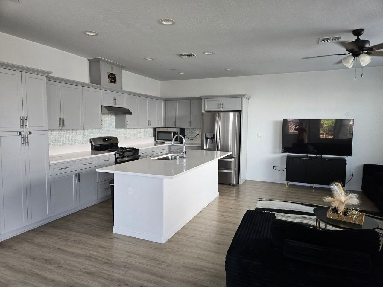 3033 N Creekside St - Photo 3 of 12