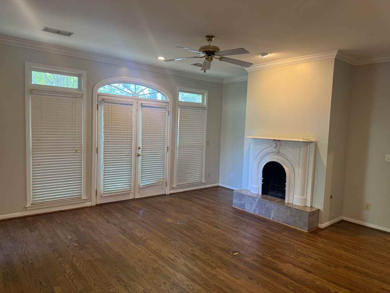 1450 Crenshaw Pl S - Photo 2 of 23