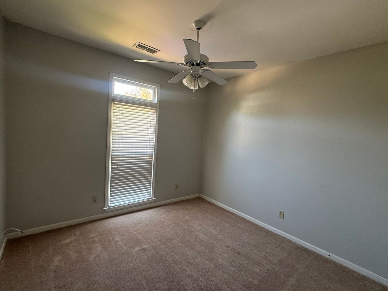 1450 Crenshaw Pl S - Photo 7 of 23