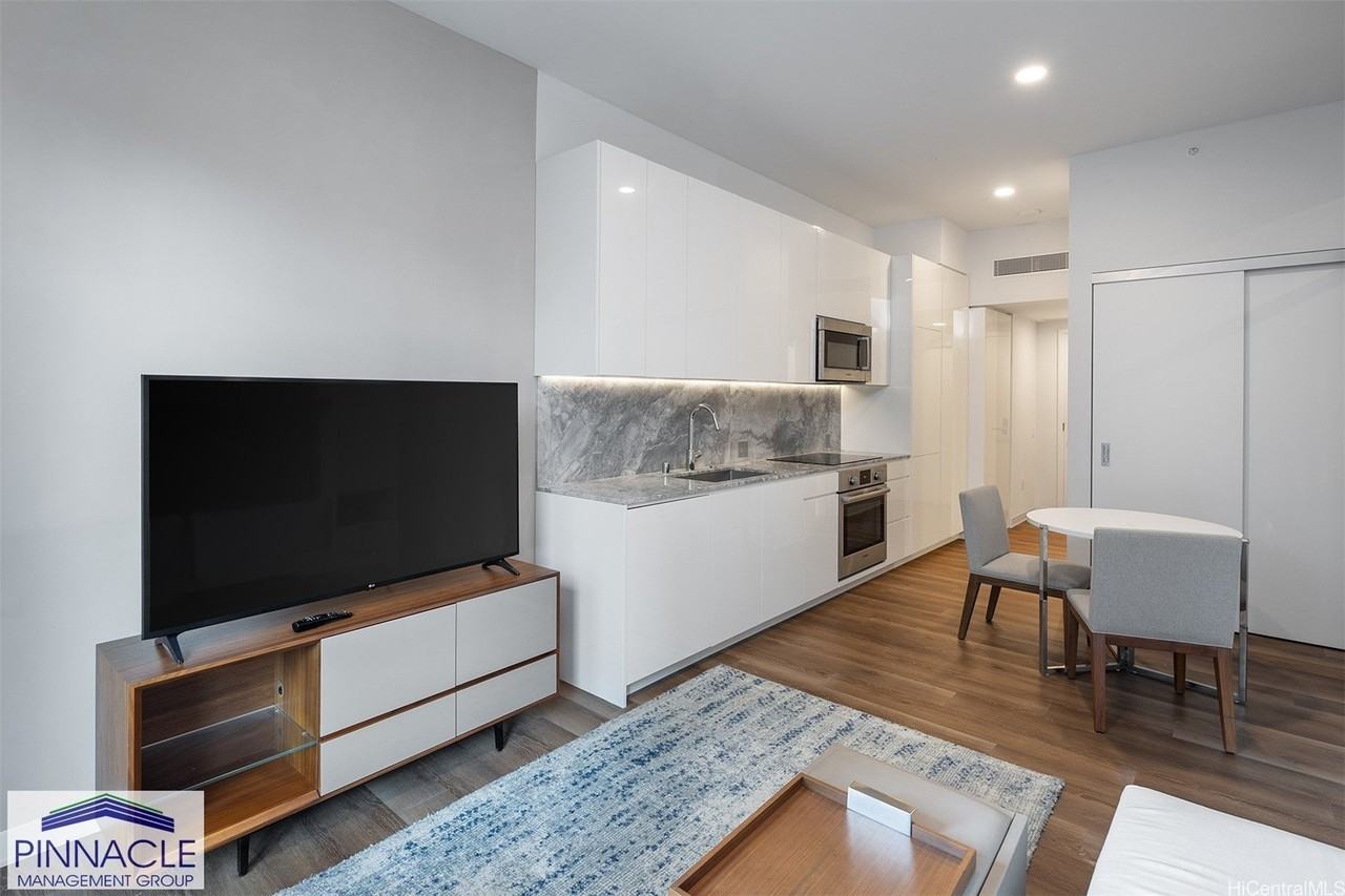 987 Queen St Apt 708 - Photo 3 of 11