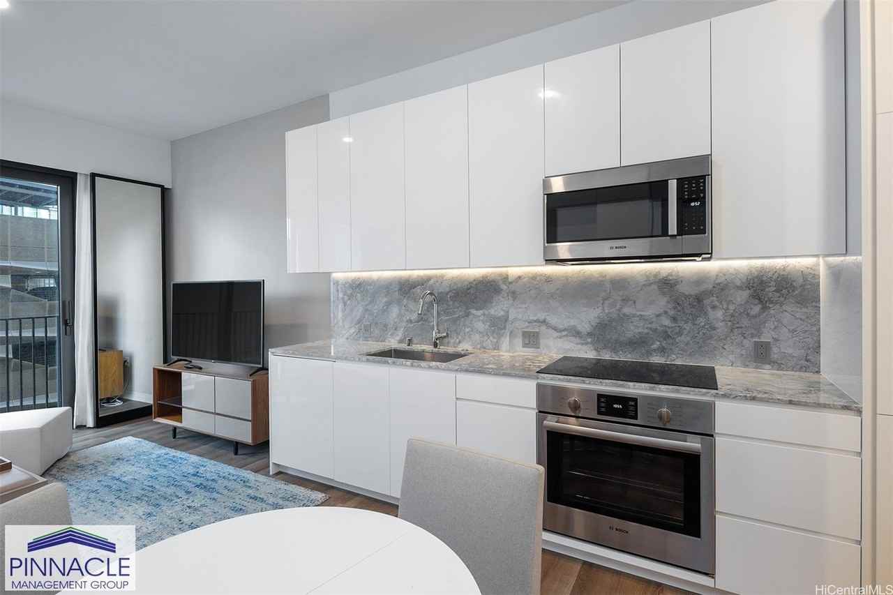 987 Queen St Apt 708 - Photo 6 of 11