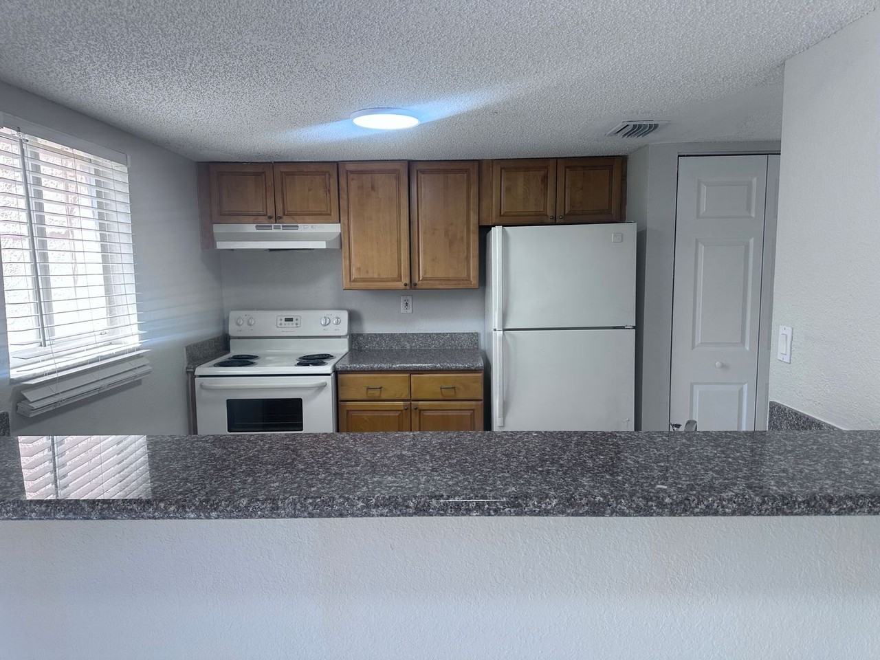 11570 Nw 39th St - Photo 4 of 20