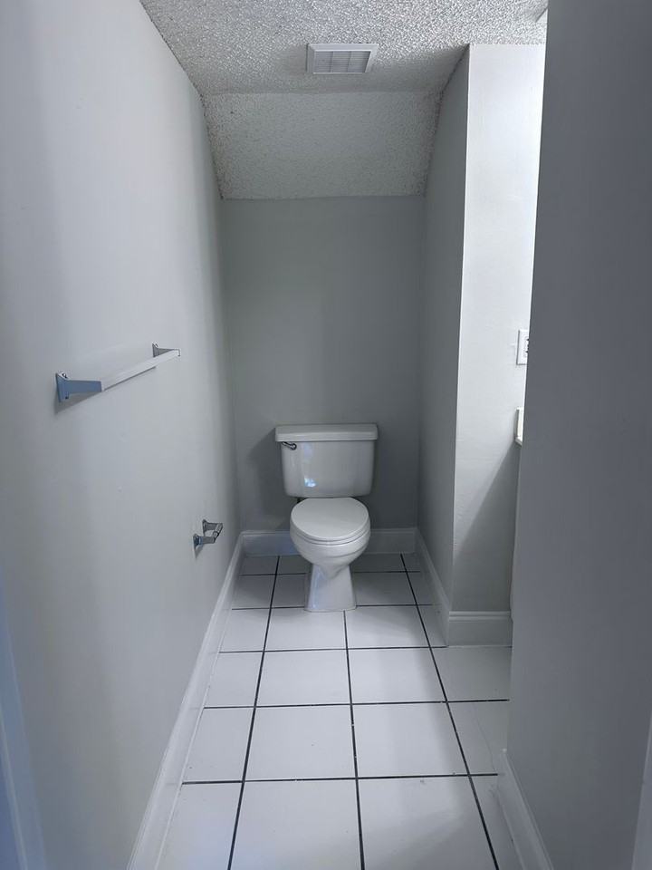 11570 Nw 39th St - Photo 6 of 20