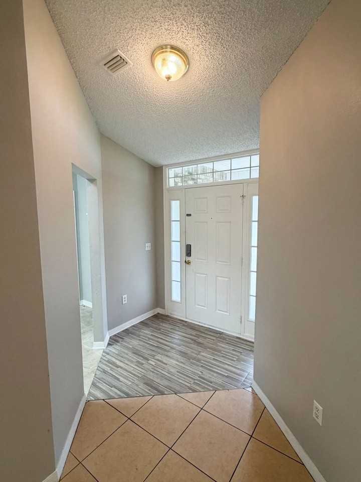 7 Poinsettia Ln - Photo 2 of 16