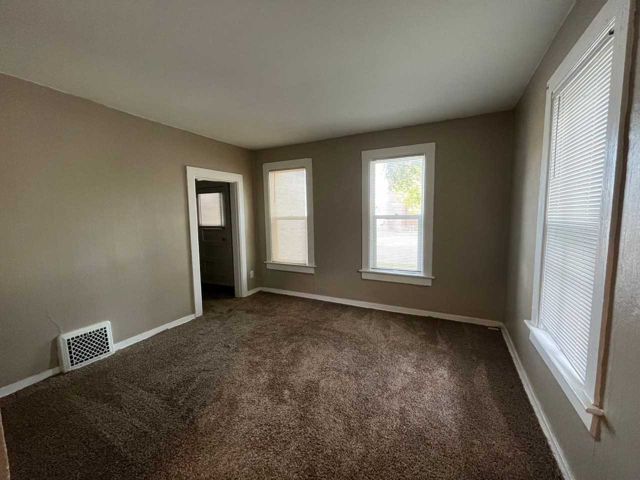 319 E Main St - Photo 4 of 7