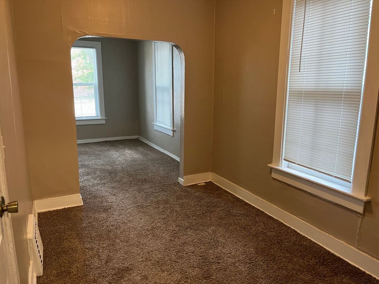 319 E Main St - Photo 5 of 7